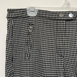 Black & grey houndstooth patterned dress pants, super stretchy & comfy, size 6